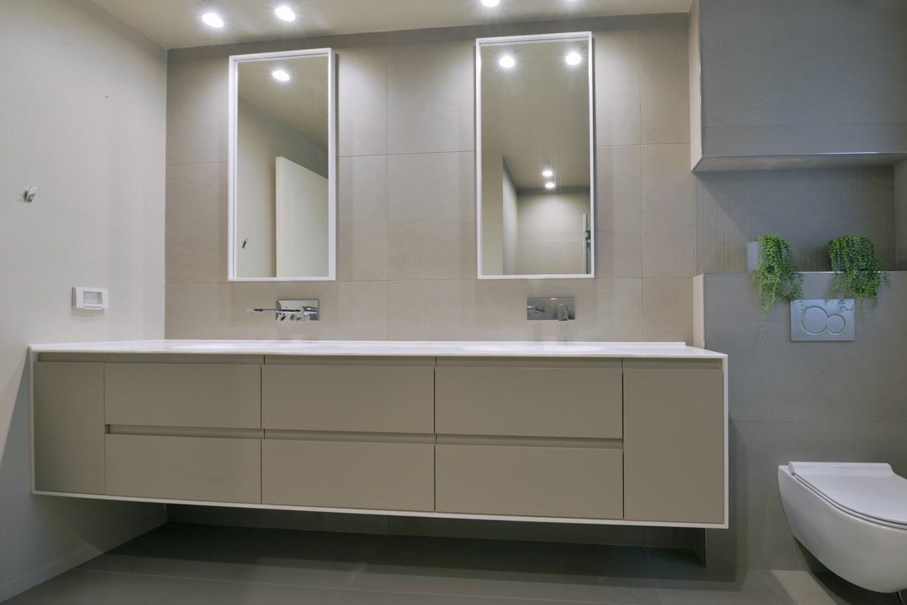 חדר אמבטיה בעיצוב קוריאן לבן. צלם: איל תגר, אדריכל: טל פיאסט.